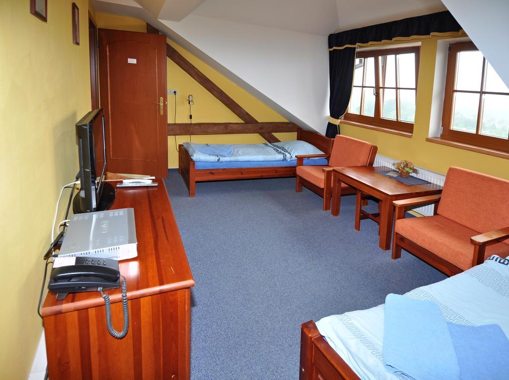 Hotel U Radnice Лоуни Экстерьер фото