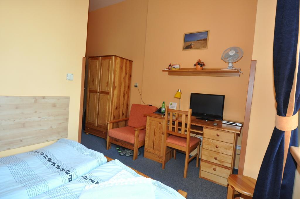 Hotel U Radnice Лоуни Экстерьер фото