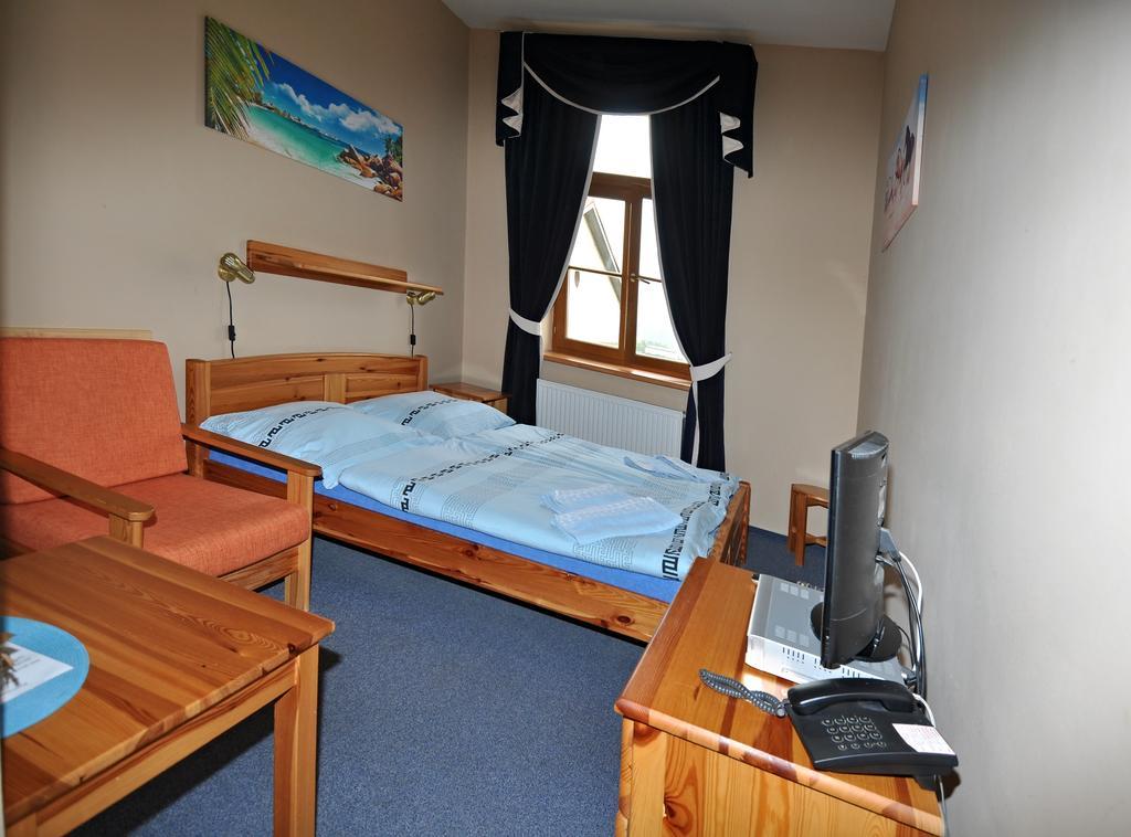 Hotel U Radnice Лоуни Экстерьер фото