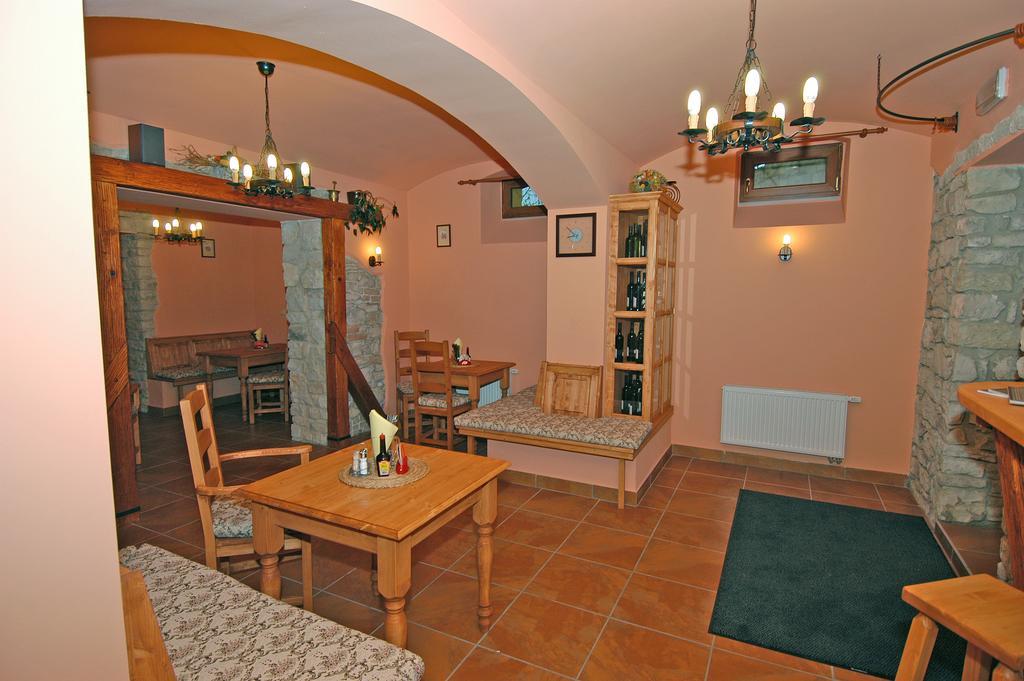 Hotel U Radnice Лоуни Экстерьер фото