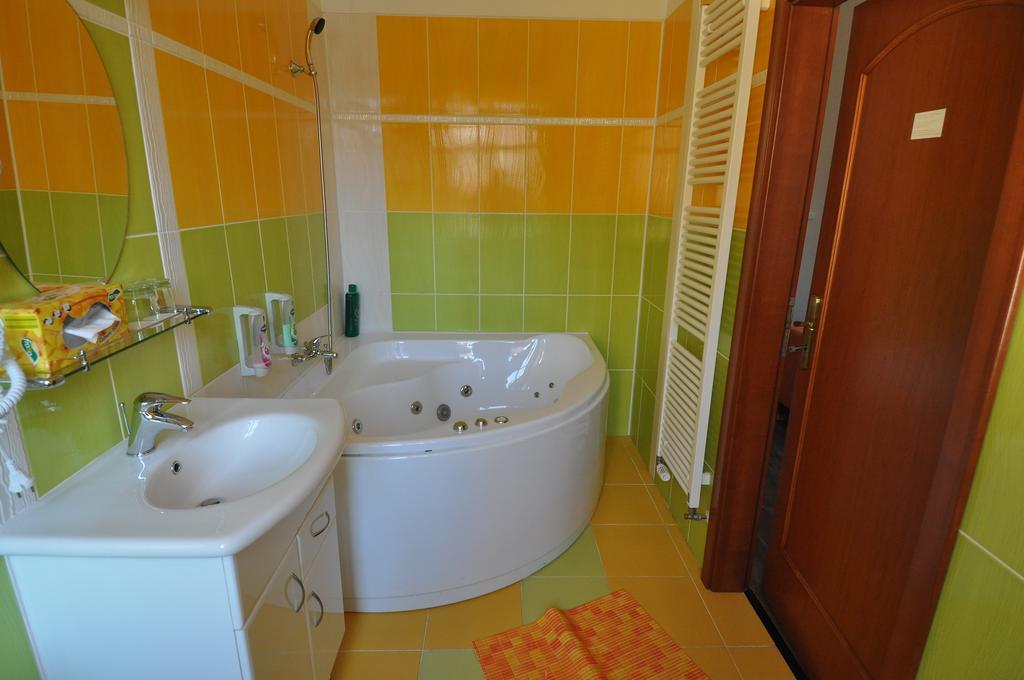 Hotel U Radnice Лоуни Экстерьер фото