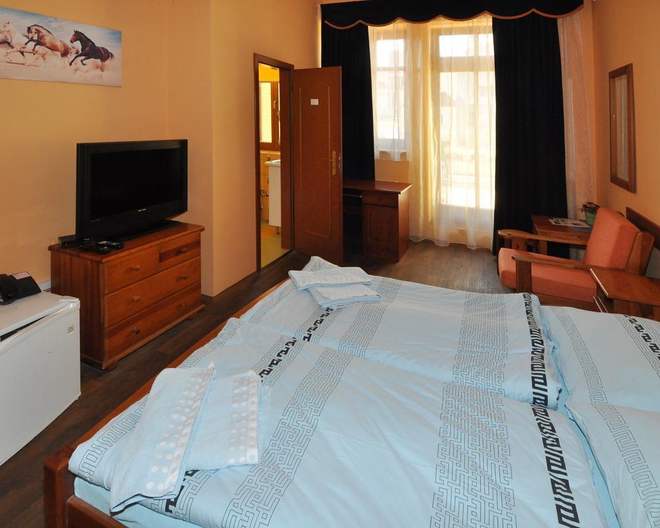 Hotel U Radnice Лоуни Экстерьер фото