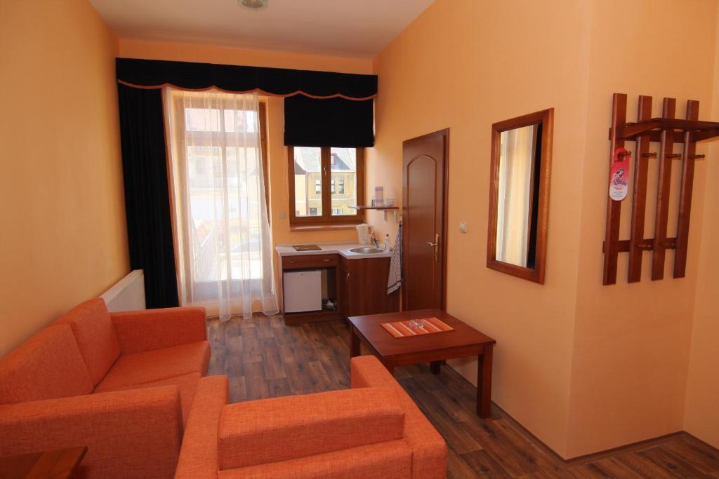 Hotel U Radnice Лоуни Номер фото