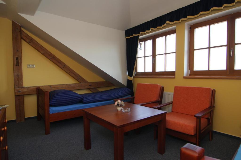 Hotel U Radnice Лоуни Экстерьер фото
