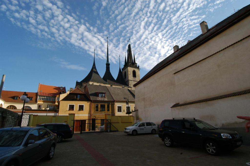Hotel U Radnice Лоуни Экстерьер фото