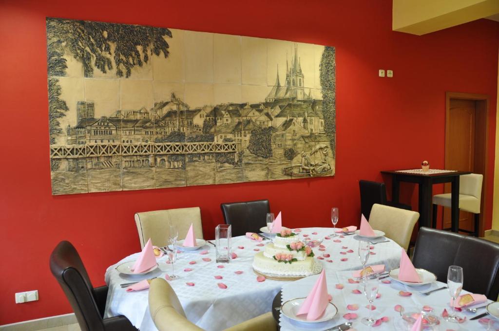 Hotel U Radnice Лоуни Экстерьер фото