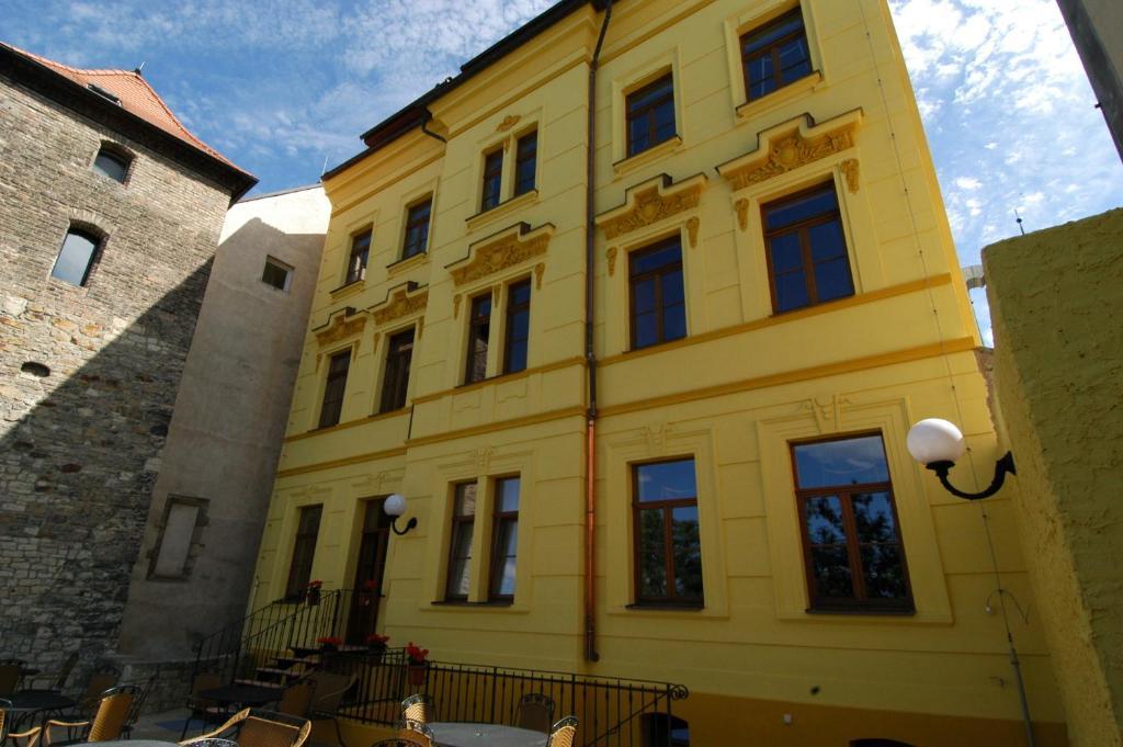 Hotel U Radnice Лоуни Экстерьер фото