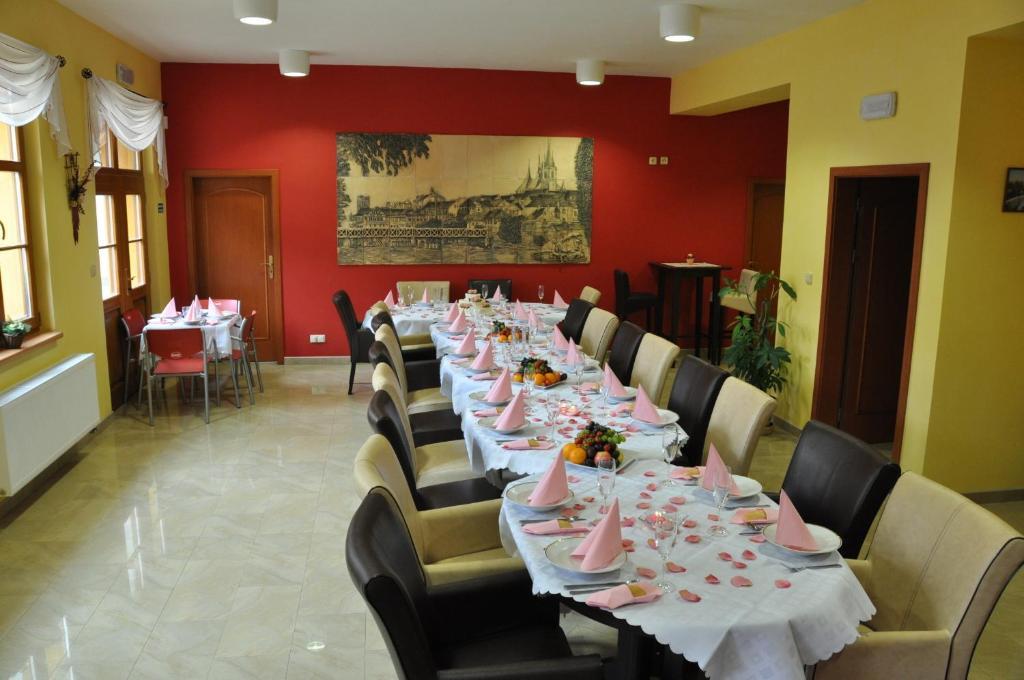 Hotel U Radnice Лоуни Экстерьер фото