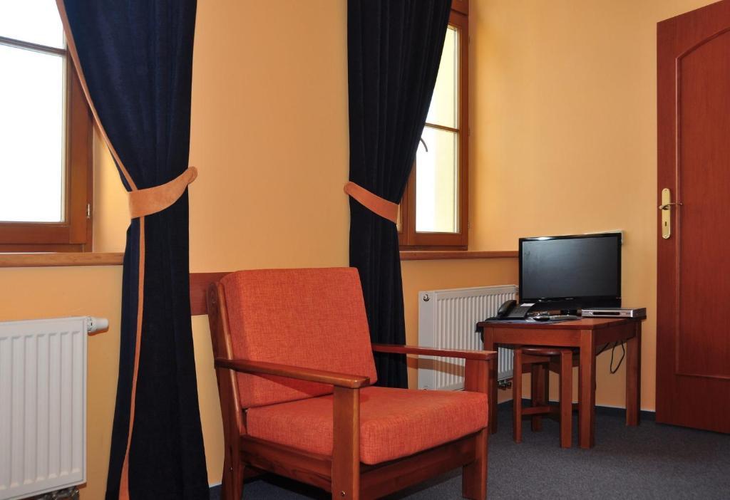 Hotel U Radnice Лоуни Экстерьер фото