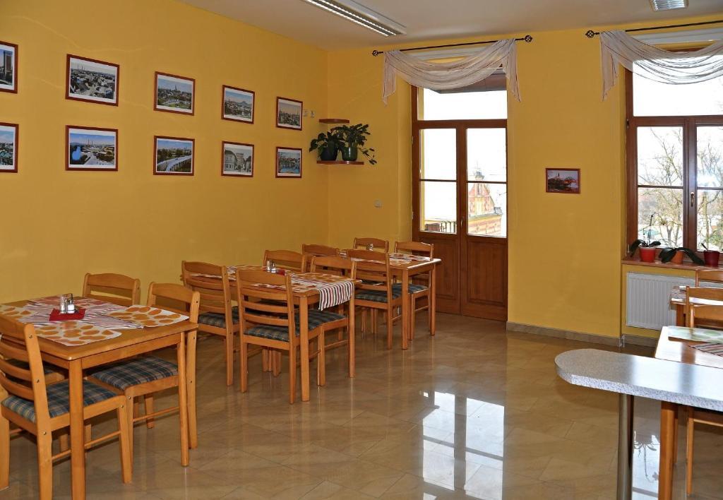 Hotel U Radnice Лоуни Экстерьер фото
